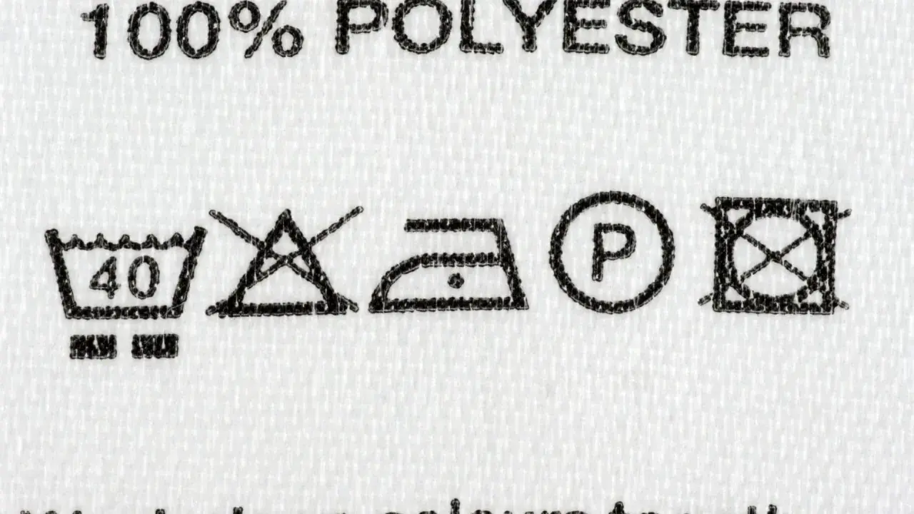 Pflegehinweise für 100% Polyester: Maschinenwäsche bei 40°C, nicht bleichen, bügeln bei niedriger Temperatur, chemische Reinigung mit P, nicht im Trockner trocknen.