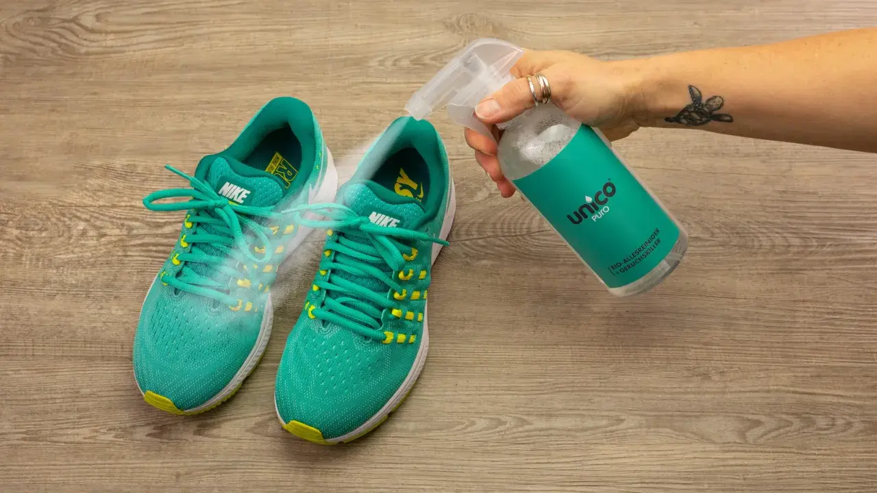Grüne Nike-Laufschuhe werden mit einem Spray besprüht, um zu verhindern, dass die schuhe stinken. Was tun?