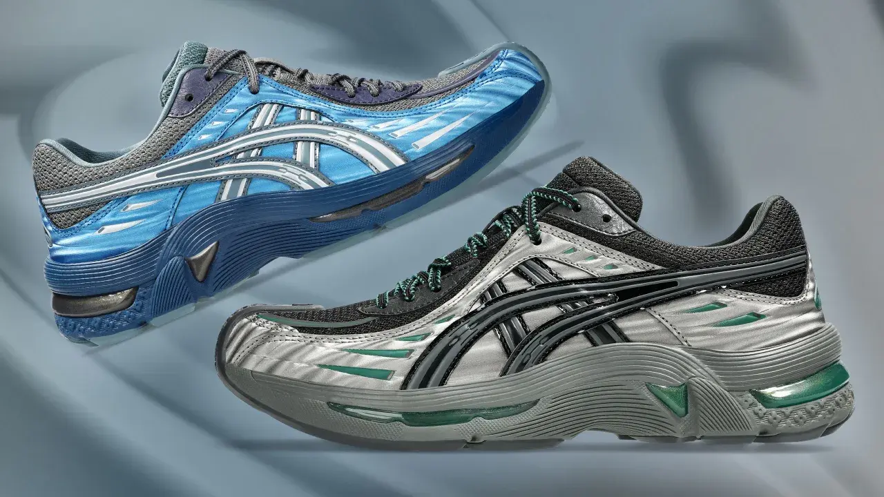 Zwei sportliche Sneaker, ein blauer und ein silberner mit grünen Akzenten, im Stil von Kiko Kostadinov, schweben vor einem abstrakten Hintergrund.