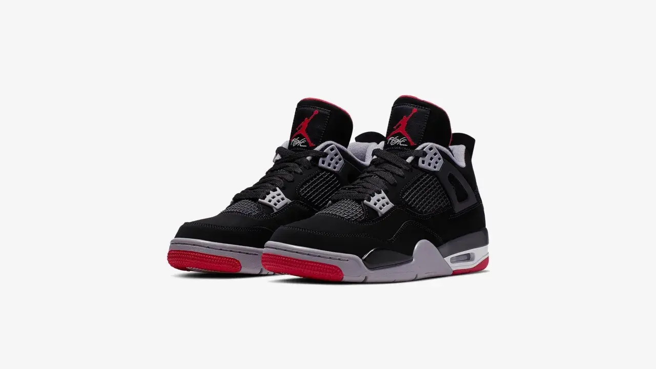 Schwarze Jordan 4 Sneaker mit roten Akzenten. Fans warten gespannt auf die Jordan 4 Release Date.