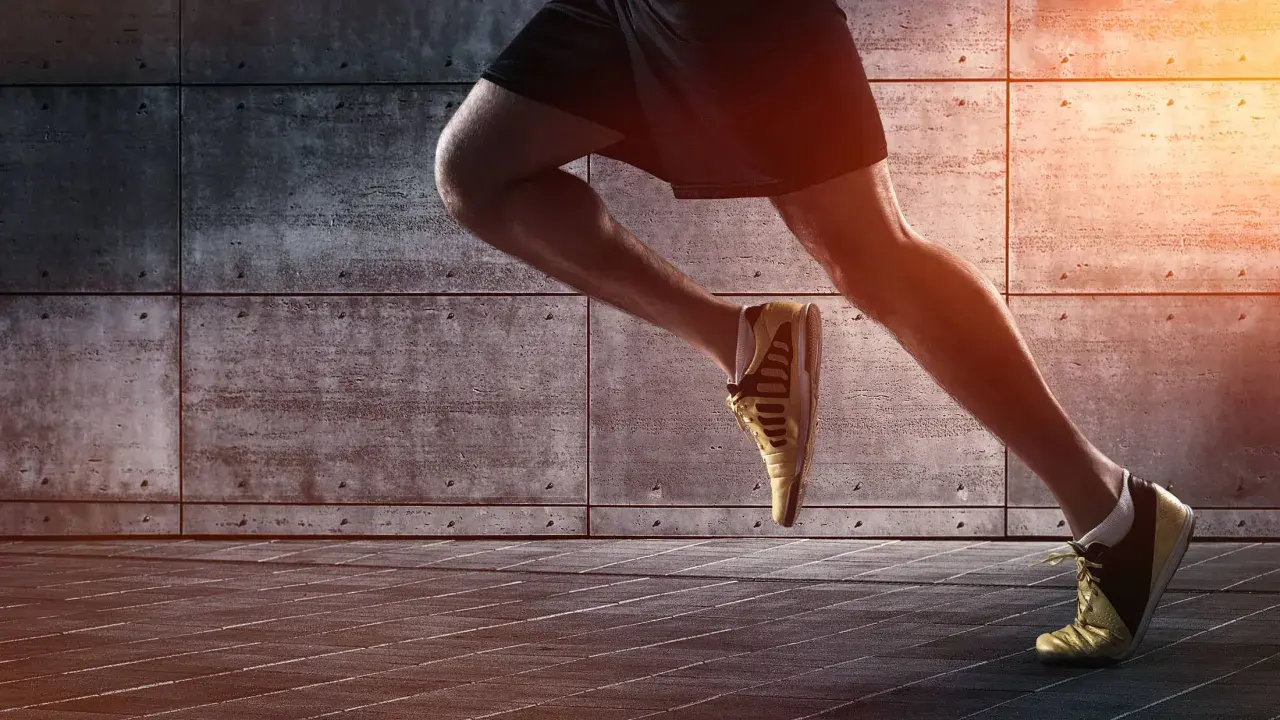 Läufer mit starker Wadenmuskulatur trainieren im Laufschritt.