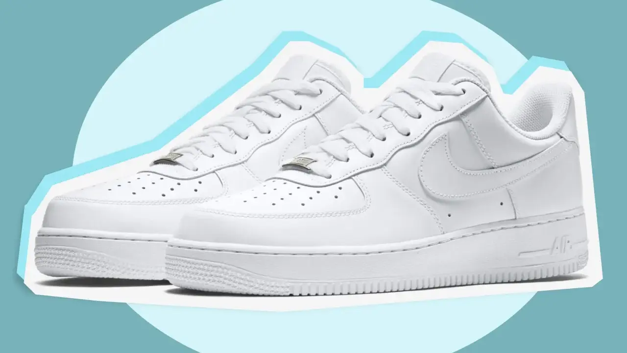 Zwei weiße Nike Air Force 1 Sneaker. Achte auf Details, um ein **nike air force 1 fake erkennen** zu können.