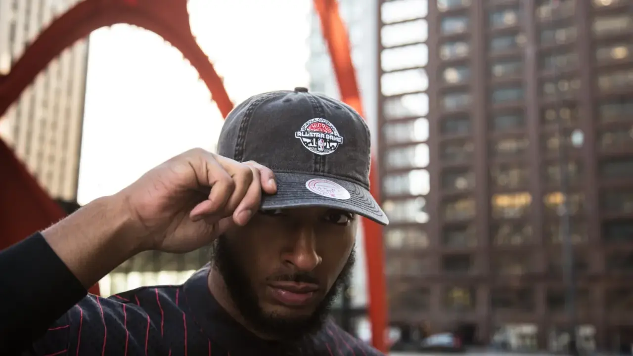Mann mit Bart hebt seine Kappe, auf der ein Sticker mit "Chicago All-Star Game" prangt. Die neue Ära beginnt, der Sticker bleibt dran.