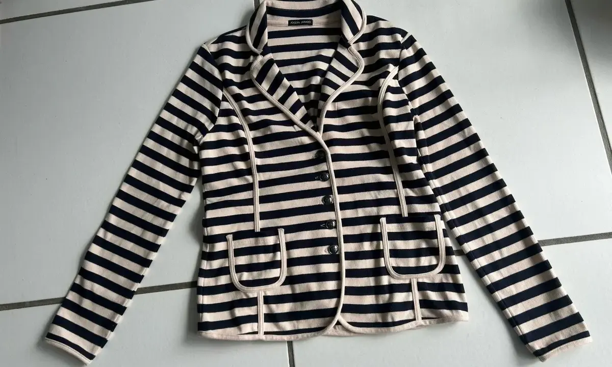 Gestreifte Jacke von Joseph Janard mit Knopfleiste und aufgesetzten Taschen.