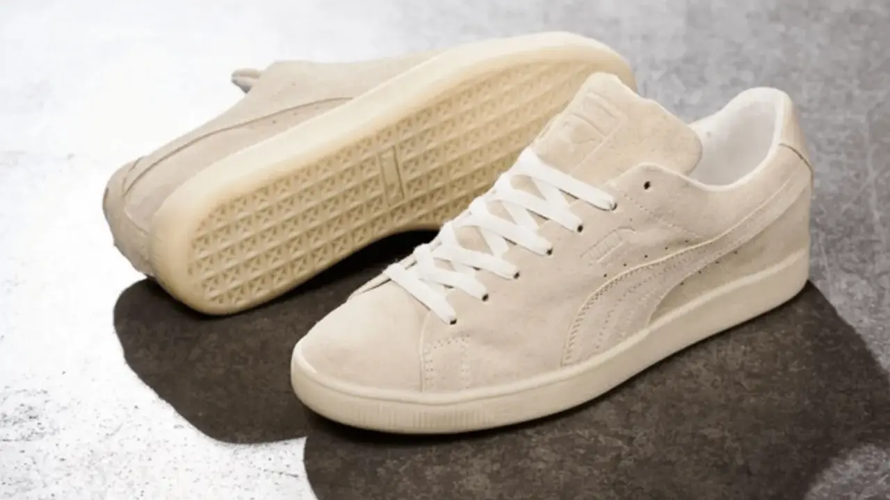Zwei cremefarbene Puma Wildleder Sneaker, die zeigen, wie fallen Puma Schuhe aus: klassisch und bequem.