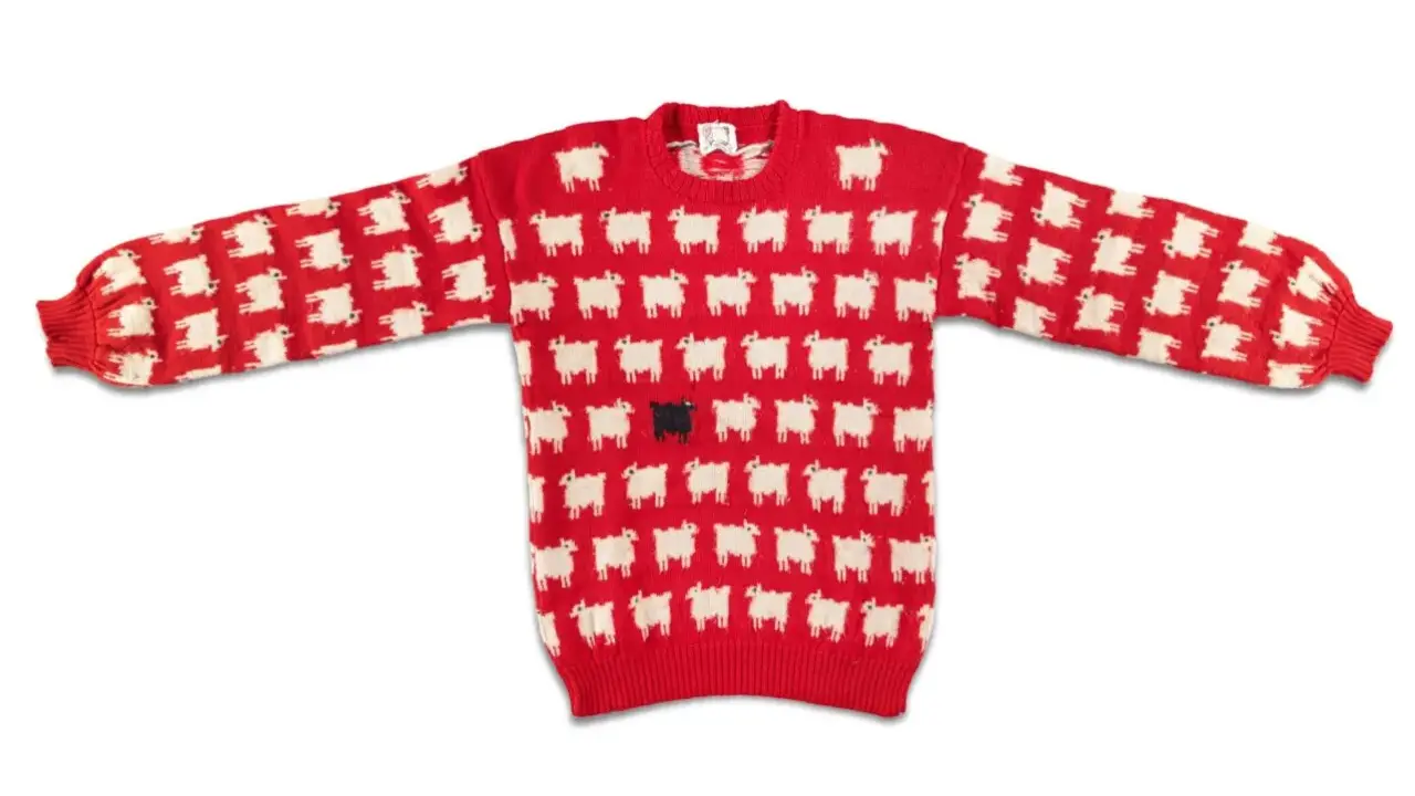 Roter Pullover mit weißem Schafmuster und einer schwarzen Schaf-Applikation in der Mitte. Ein echter Hingucker, vielleicht der teuerste Pullover der Welt?