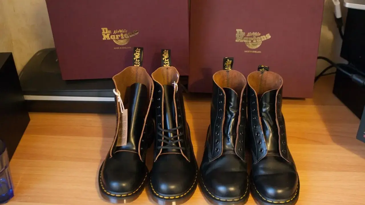 Vier neue Dr. Martens Stiefel stehen bereit. Die Kartons im Hintergrund verraten, wo werden Dr. Martens hergestellt: Made in England.
