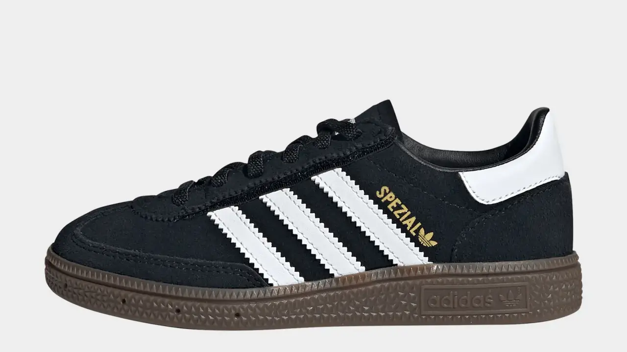 Schwarzer Adidas Schuh mit weißen Streifen und goldener "Spezial"-Prägung. Perfekt zum schnüren und loslegen!