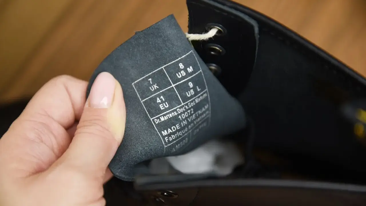 Etikett in einem schwarzen Dr. Martens Schuh zeigt Größenangaben (UK 7, EU 41, US M 8, US L 9) und "Made in Vietnam". So erkennst du Dr. Martens original.