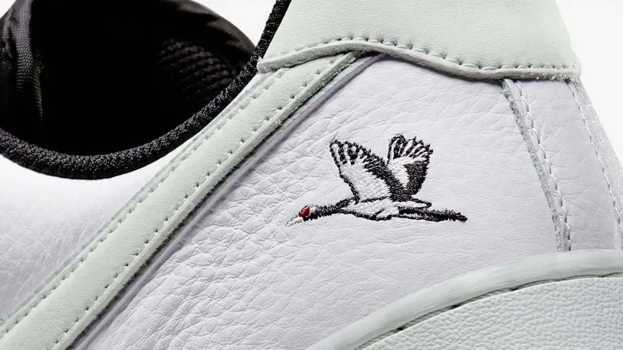 Detailaufnahme eines weißen Sneakers mit Stickerei eines Kranichs. Ein beliebter Schuh, der zu den meistverkauften Sneakern zählt.