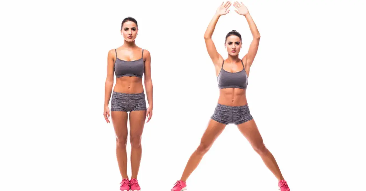 Eine Frau zeigt, was sind Jumping Jacks: erst mit geschlossenen Beinen, dann mit gespreizten Beinen und erhobenen Armen.
