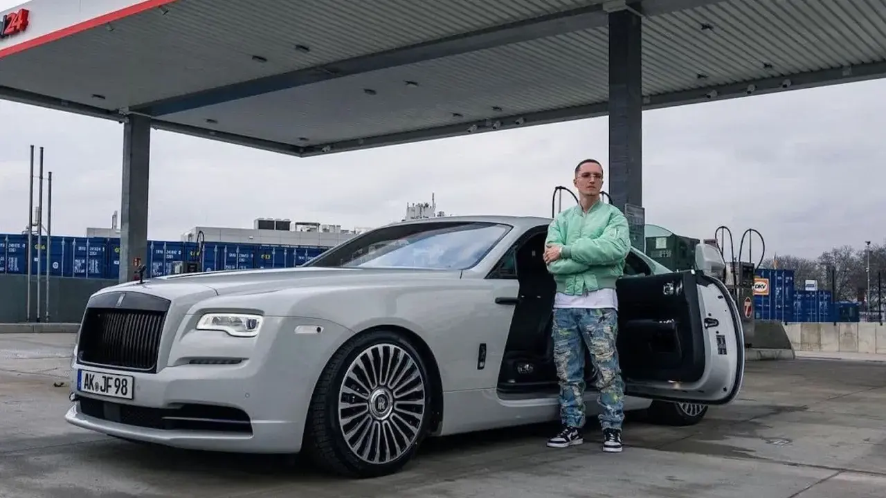 Justin Fuchs mit seinem Rolls-Royce, bereit, den Peso zu verdienen.