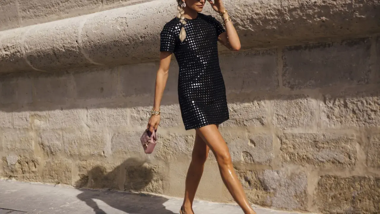 Frau in glitzerndem Kleid und Pumps, die perfekte Wahl, was zum Feiern anziehen.
