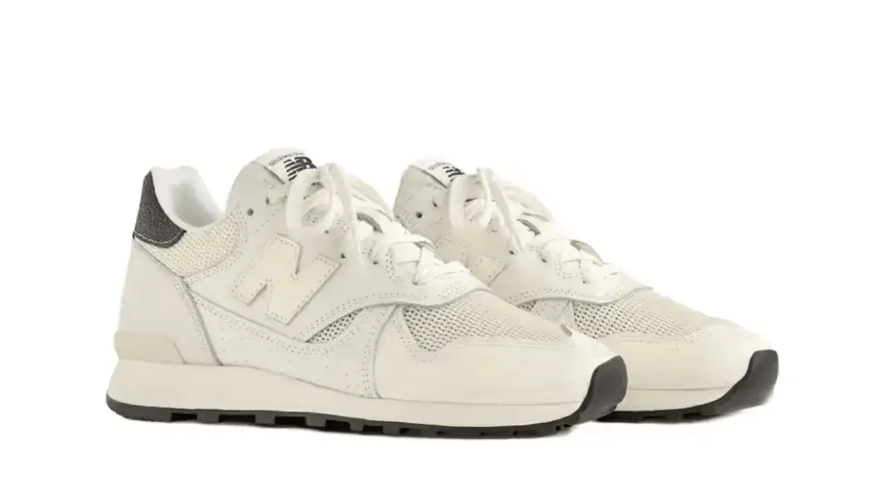 Cremefarbene Sneaker mit Teddy Santis Design, Mesh- und Lederdetails, weiße Schnürsenkel und schwarze Sohle.
