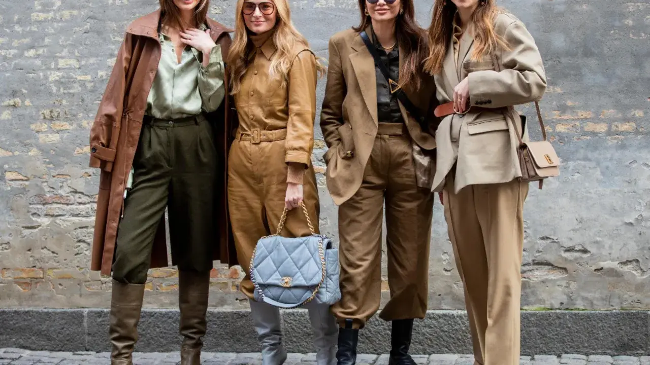 Vier Frauen in Braun- und Beigetönen zeigen, welche Jacke bei 10 Grad passt: von Leder-Trenchcoat bis Oversized-Blazer.