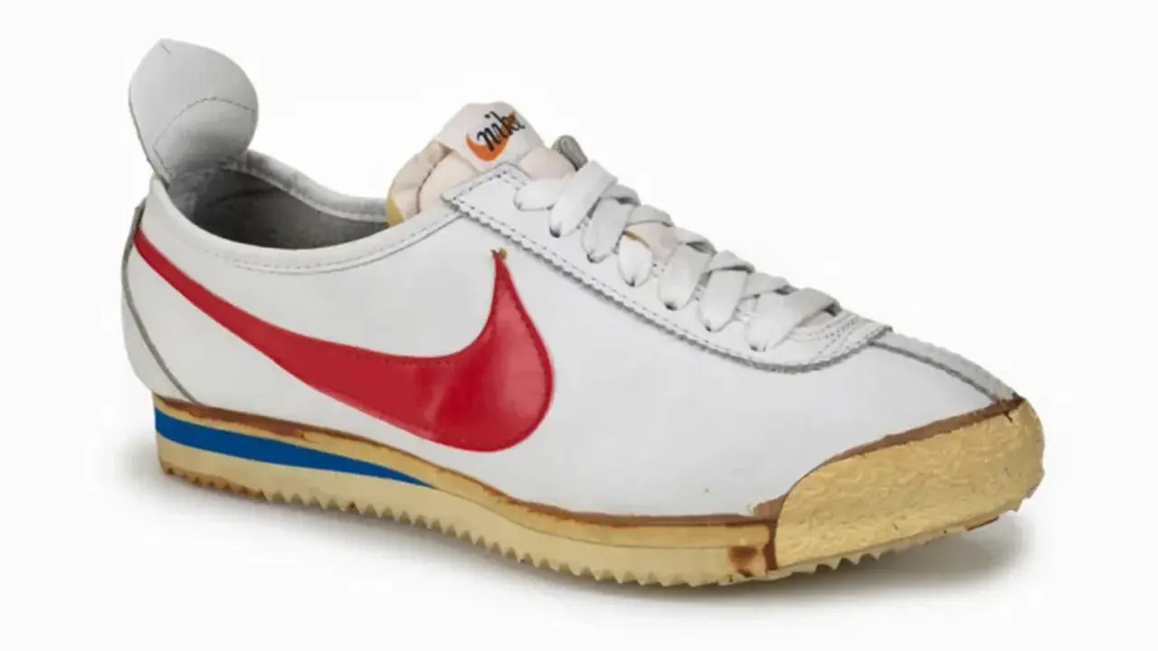 Der erste Nike Schuh von 1972, ein weißer Cortez mit rotem Swoosh und blauer Zwischensohle, ein Meilenstein des Sportschuhdesigns.