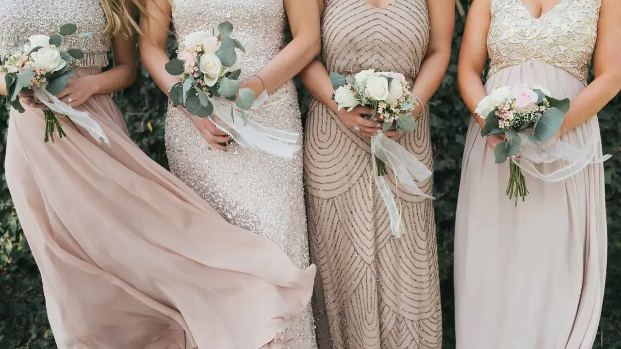 Brautjungfern mit Blumensträußen in Pastelltönen, perfekt für eine summer chic hochzeit.
