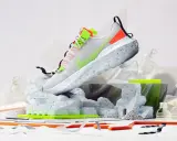 Nike Move to Zero: Ein weißer Schuh mit neongrünen Akzenten, der auf einer skulpturalen Basis aus recyceltem Material steht.