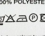 Pflegehinweise für 100% Polyester: Maschinenwäsche bei 40°C, nicht bleichen, bügeln bei niedriger Temperatur, chemische Reinigung mit P, nicht im Trockner trocknen.