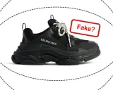 Schwarzer Balenciaga Schuh mit Schnürsenkeln und dem Schriftzug "BALENCIAGA". Ein rotes Schild fragt: "Fake?". So kannst du balenciaga schuhe fake erkennen.