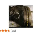 Nahaufnahme eines Dr. Martens AirWair Stiefels mit gelben Nähten. Der Unterschied liegt in der Qualität.