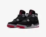 Schwarze Jordan 4 Sneaker mit roten Akzenten. Fans warten gespannt auf die Jordan 4 Release Date.