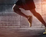 Läufer mit starker Wadenmuskulatur trainieren im Laufschritt.