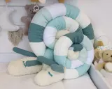 Ein kuscheliger Schnecken-Nestchen für das Babybett. Der cord waschen ist weich und in beruhigenden Pastelltönen gehalten.