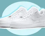 Zwei weiße Nike Air Force 1 Sneaker. Achte auf Details, um ein **nike air force 1 fake erkennen** zu können.