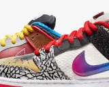 Bunte Nike SB Dunks mit verschiedenen Mustern und Schnürsenkeln. Die Bedeutung von Nike SB liegt in der Skateboarding-Kultur.