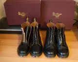 Vier neue Dr. Martens Stiefel stehen bereit. Die Kartons im Hintergrund verraten, wo werden Dr. Martens hergestellt: Made in England.