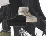 Schwarze Plateau-Stiefel und beige Moon Boots im Fokus. Diese Winterschuhe sind ein echter Trend für kalte Tage.