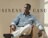 Ein Mann in einem hellblauen Leinenhemd und weißen Hosen, perfekt für den Business Casual Look.