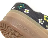 Detailansicht eines adidas liberty Sneakers mit Blumenstickerei und Gummisohle.