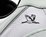 Detailaufnahme eines weißen Sneakers mit Stickerei eines Kranichs. Ein beliebter Schuh, der zu den meistverkauften Sneakern zählt.