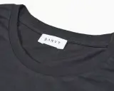 Dunkelgraues T-Shirt mit weißem Etikett "SANVT". Perfekt für den Sommer, ab 20 Grad tragbar.