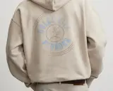 Rückseite eines beigen Hoodies mit rundem Aufdruck "Dolce Vita Pegador". Wo produziert Pegador?