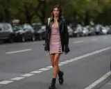 Frauen Dr. Martens richtig tragen: Ein stylisches Outfit mit rosa Kleid, Lederjacke und den ikonischen Boots.