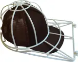 Brauner Basecap in einem weißen Gestell zum Basecap waschen.