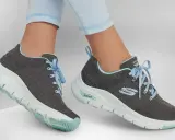 Graue Skechers-Sneaker mit hellblauen Schnürsenkeln und mintgrünen Akzenten. Die Sohlen zeigen die Skechers Sohlen Unterschiede, mit einer markanten ArchFit-Technologie.