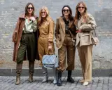 Vier Frauen in Braun- und Beigetönen zeigen, welche Jacke bei 10 Grad passt: von Leder-Trenchcoat bis Oversized-Blazer.