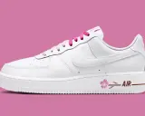 Nike Air Force 1 mit Sakura-Blüten-Detail und pinken Schnürsenkeln.