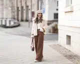 Frau in brauner Cordhose und Teddyjacke, zeigt, wie man Cordhose kombiniert Herren.