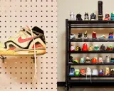 Eine Sammlung von Sneakern, darunter ein einzelner Schuh an einer Lochwand und viele weitere auf einem Regal. Ein Blick auf die Vielfalt der Nike Kollaborationen.
