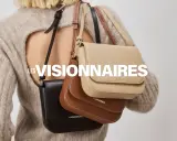 Drei Taschen in Schwarz, Braun und Beige hängen über der Schulter einer Person. LES VISIONNAIRES.