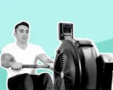 Mann trainiert im **Rudern Gym** auf einem Ergometer.