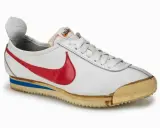 Der erste Nike Schuh von 1972, ein weißer Cortez mit rotem Swoosh und blauer Zwischensohle, ein Meilenstein des Sportschuhdesigns.