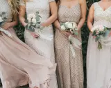 Brautjungfern mit Blumensträußen in Pastelltönen, perfekt für eine summer chic hochzeit.