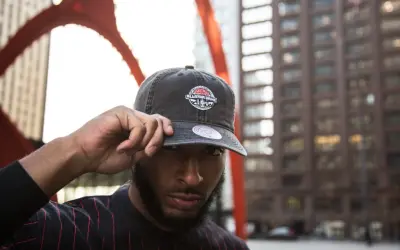 Mann mit Bart hebt seine Kappe, auf der ein Sticker mit "Chicago All-Star Game" prangt. Die neue Ära beginnt, der Sticker bleibt dran.