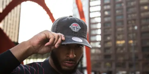 Mann mit Bart hebt seine Kappe, auf der ein Sticker mit "Chicago All-Star Game" prangt. Die neue Ära beginnt, der Sticker bleibt dran.